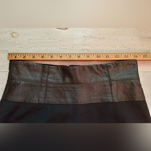 Oscar de la Renta 100% Wool Black Pencil Skirt with 4.5 Inch Leather Waist - Picture 10 of 10